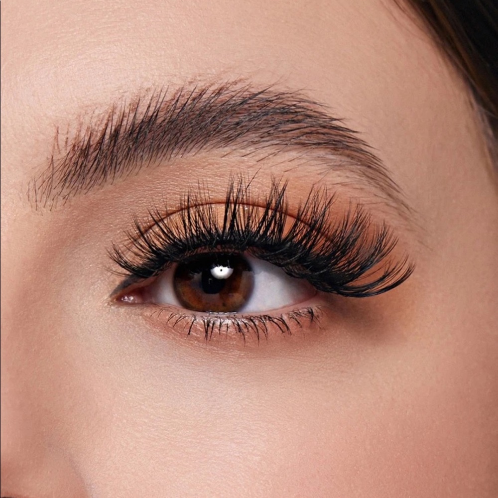 New One Pair of volume eyelashes - black